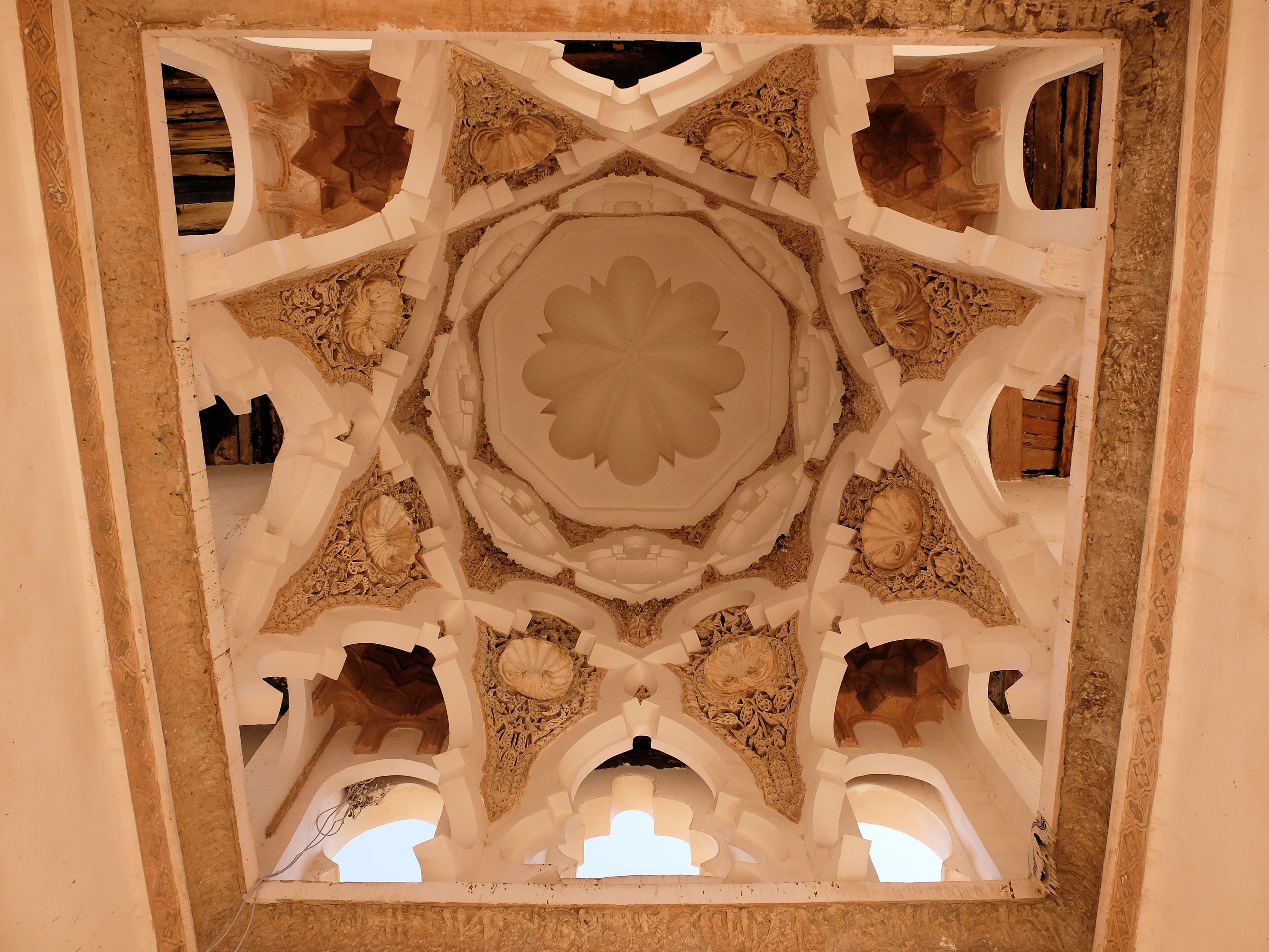Intérieur de la coupole nervurée de la Qoubba almoravide et son décor sculpté