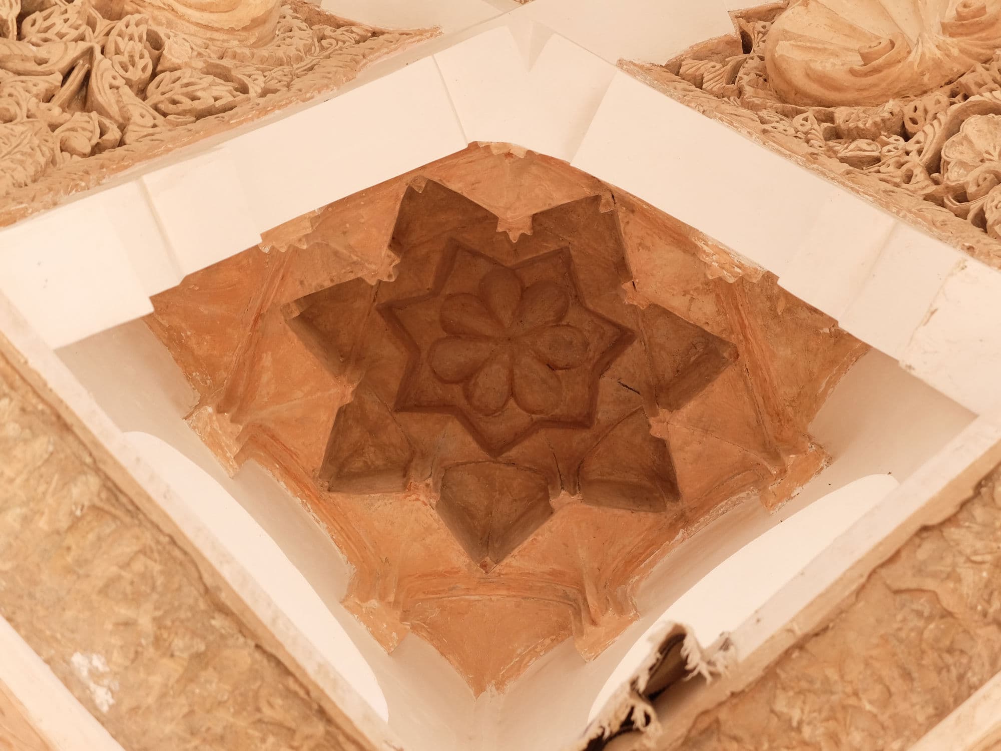 Une coupole d'angle à muqarnas à l'intérieur de la Qoubba almoravide